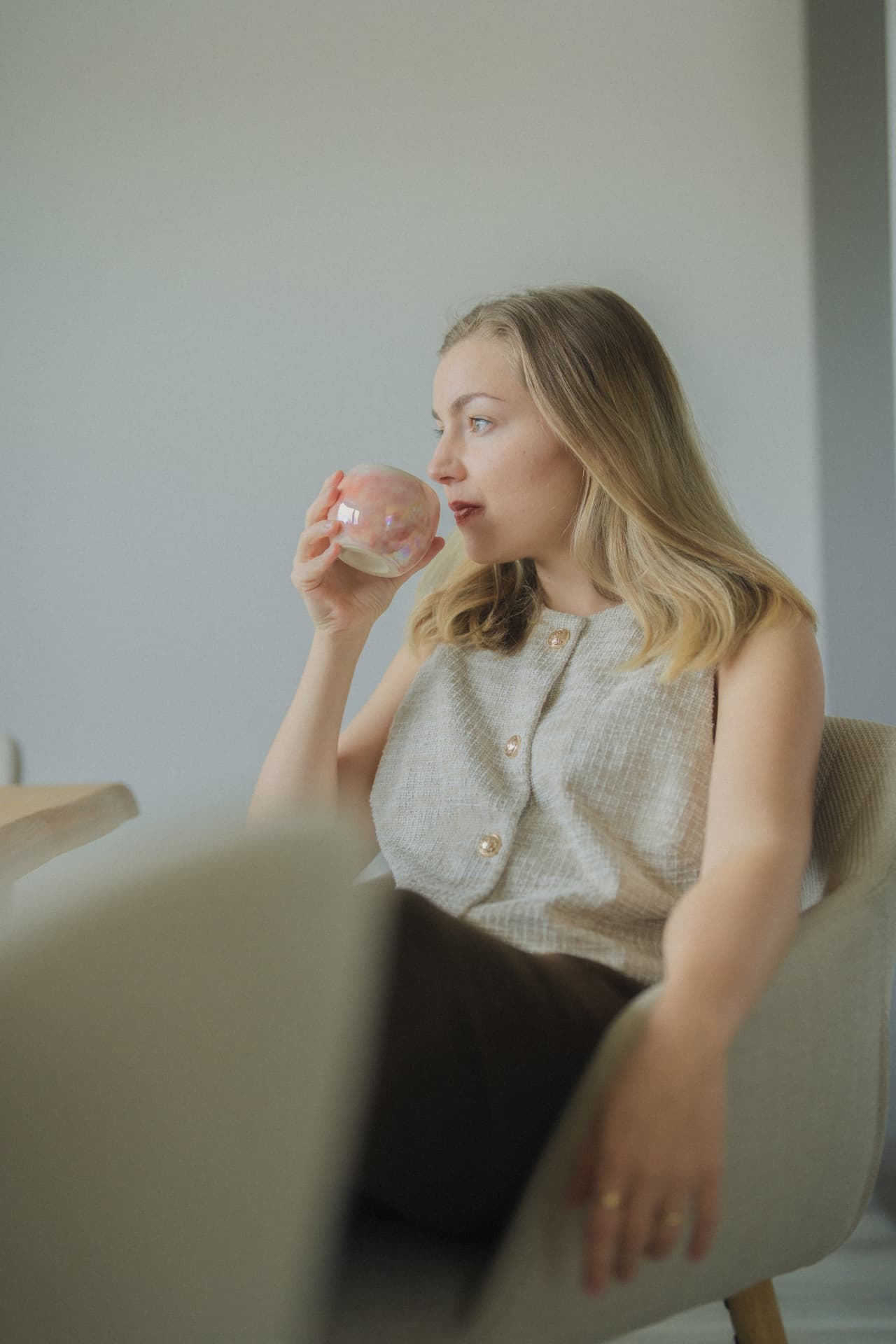 Michaela sedící s hrnkem kafe